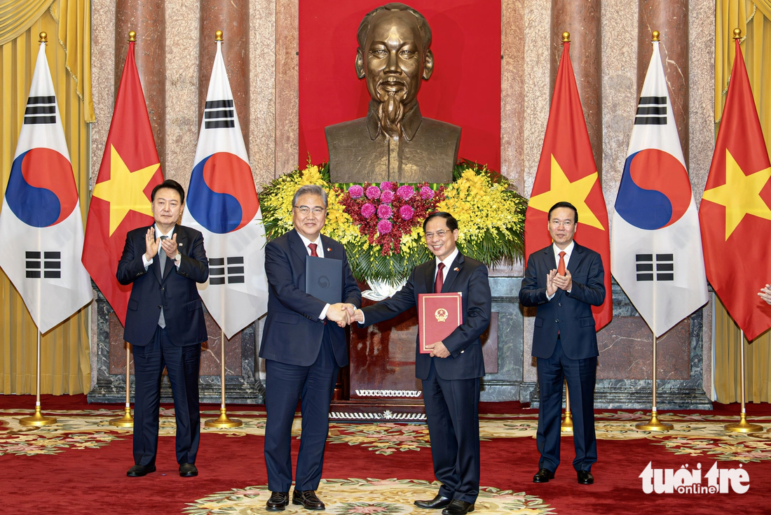 Chủ tịch nước Võ Văn Thưởng và Tổng thống Yoon Suk Yeol chứng kiến lễ trao đổi văn kiện giữa hai Bộ Ngoại giao - Ảnh: NGUYỄN KHÁNH