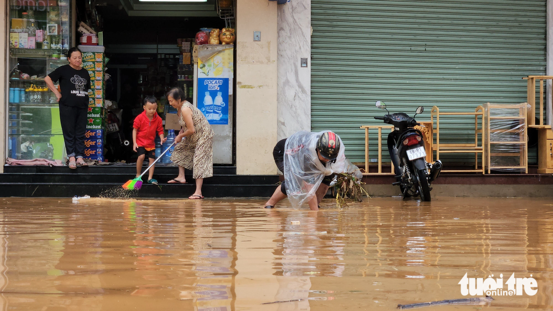 Nước lênh láng đường Phan Đình Phùng - Ảnh: M.V.