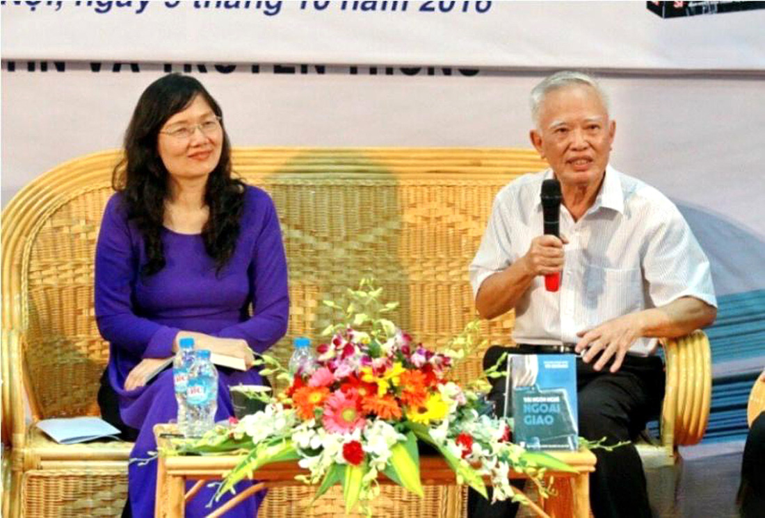 Nguyên Phó thủ tướng Vũ Khoan trao đổi về cuốn sách Vài ngón nghề ngoại giao với các độc giả trong khuôn khổ Hội sách Hà Nội 2016 - Ảnh: Học viện Ngoại giao