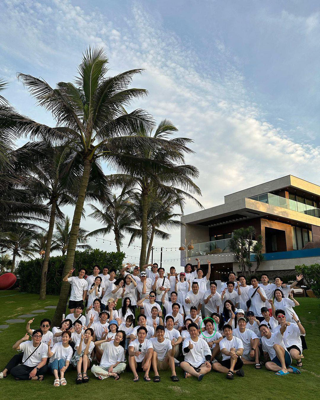 Ngôi sao Lee Byung Hun đưa 62 nghệ sĩ cùng công ty đi nghỉ dưỡng ở Đà Nẵng - Ảnh: Instagram nhân vật