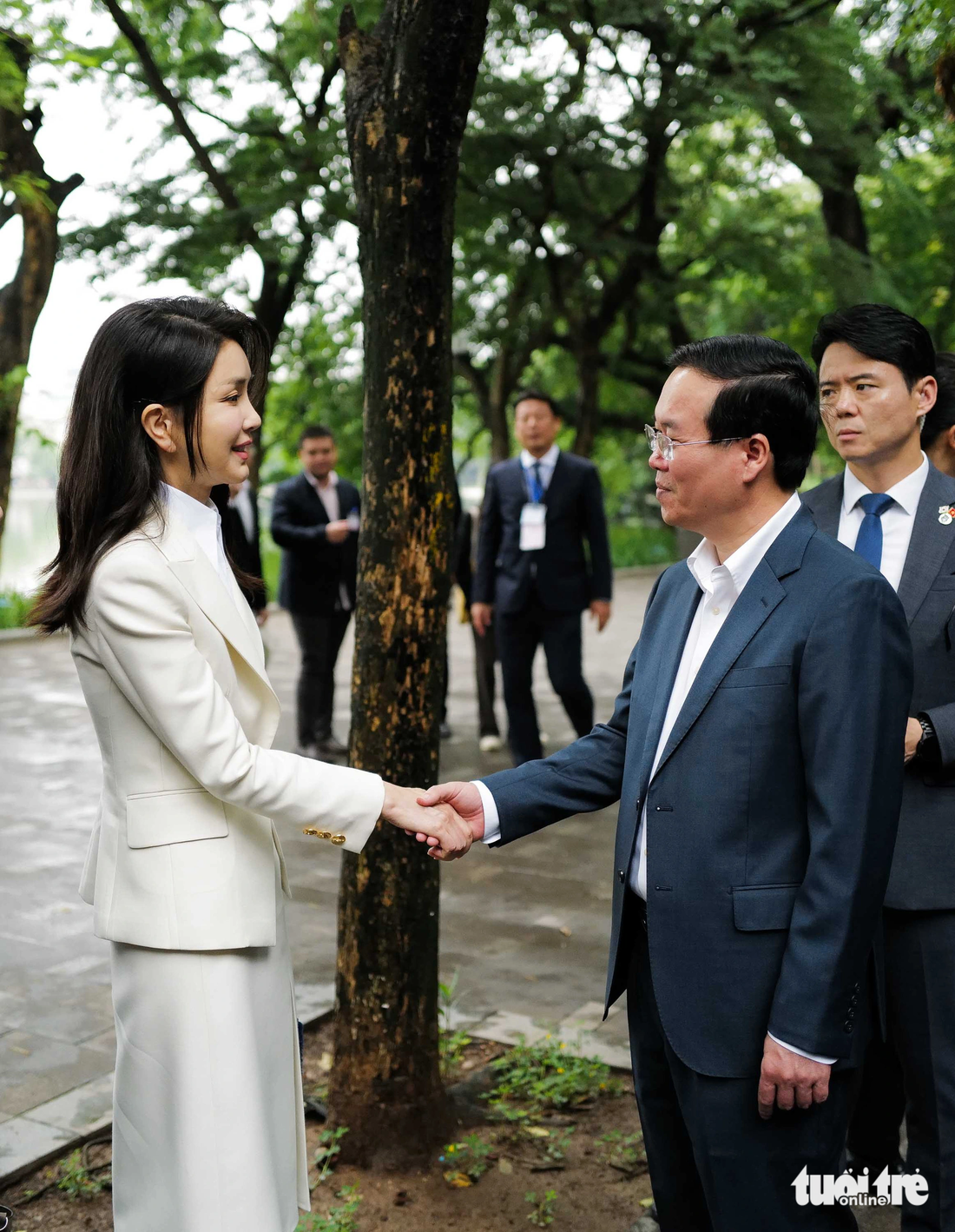 Chủ tịch nước Võ Văn Thưởng và Tổng thống Hàn Quốc Yoon Suk Yeol dạo bộ hồ Gươm - Ảnh 7.