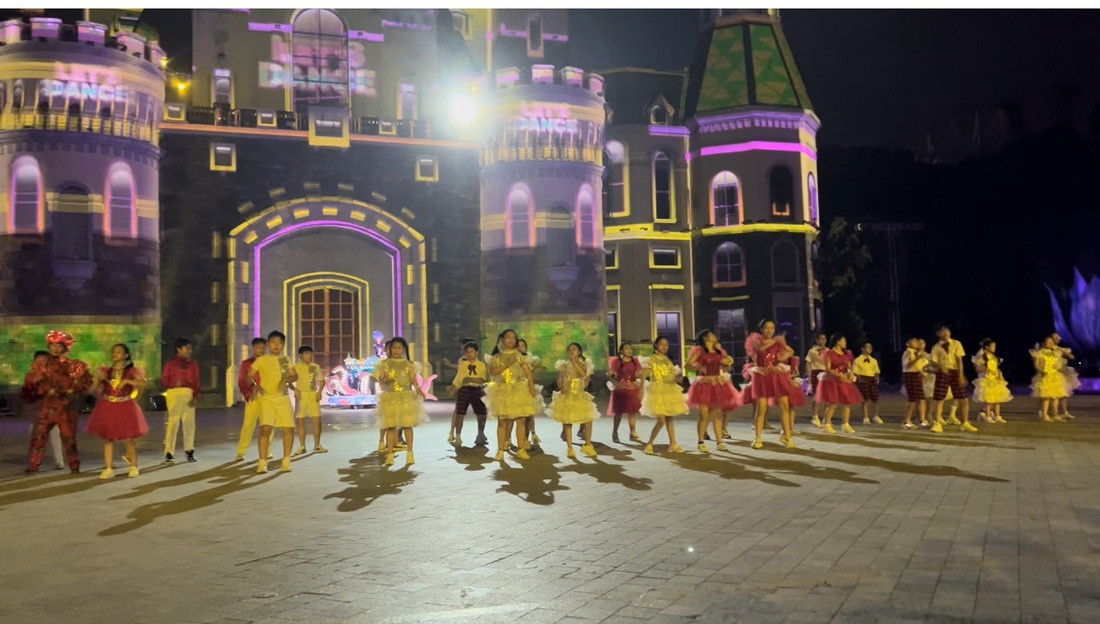 Hàng trăm em nhỏ ở Nhà thiếu nhi tưng bừng nhảy múa tại Tata Show - Ảnh: MH
