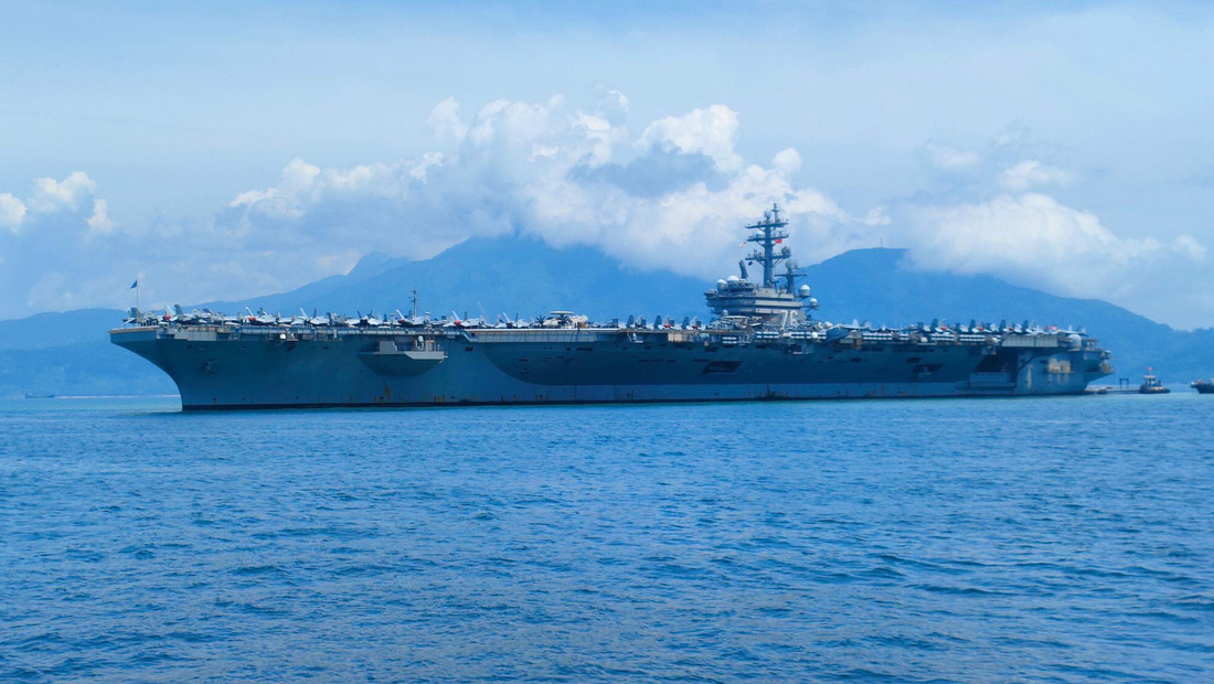 Tàu sân bay USS Ronald Reagan neo đậu tại vịnh Đà Nẵng trưa 25-6 - Ảnh: T.S.H