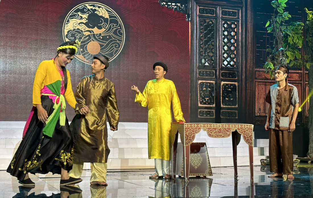 Nghệ sĩ Hoài Linh (thứ hai, từ phải sang) góp sức cùng Cát Phượng xây dựng sân khấu hài - Ảnh: TÔ HIẾU