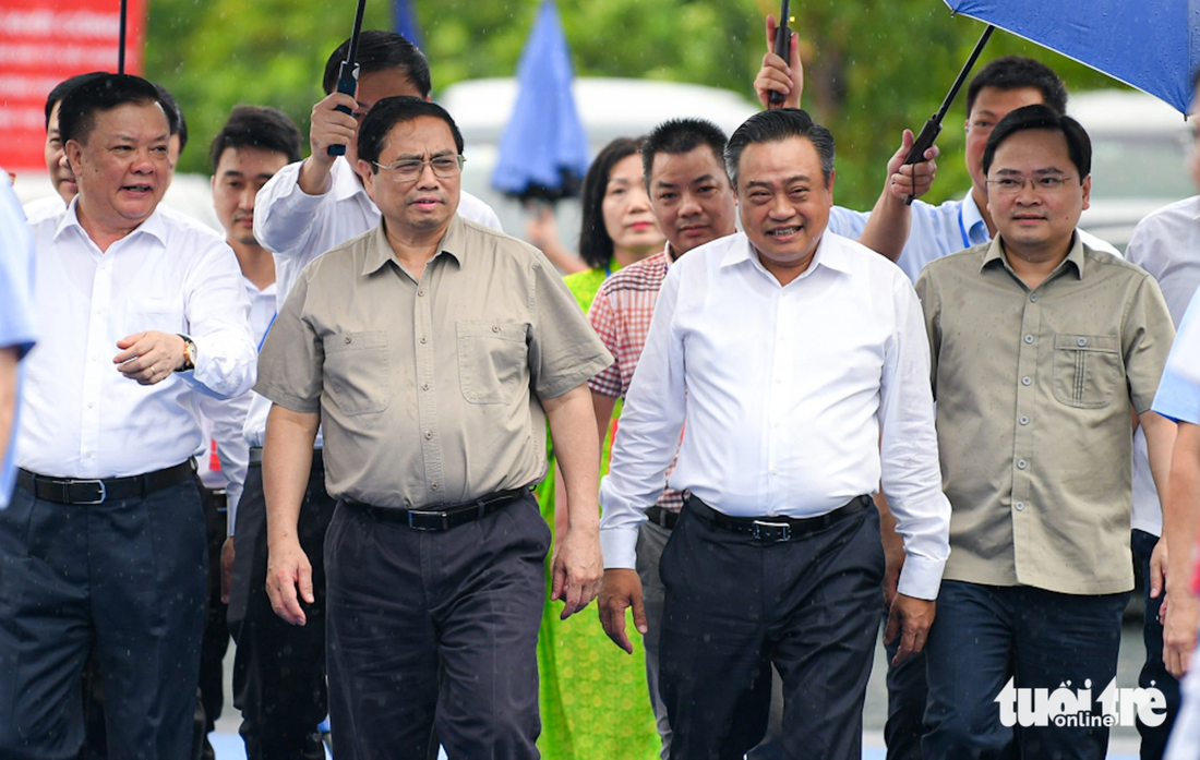 Thủ tướng Phạm Minh Chính cùng lãnh đạo Hà Nội, Bắc Ninh có mặt tại điểm khởi công dự án đường vành đai 4 thuộc xã Song Phương, huyện Hoài Đức (Hà Nội) sáng 25-6 - Ảnh: NAM TRẦN