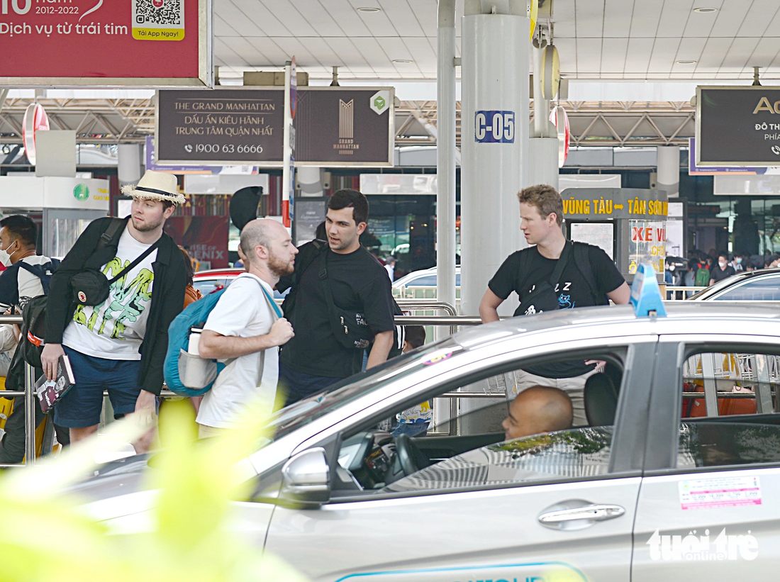 Du khách nước ngoài đến sân bay Tân Sơn Nhất (TP.HCM) tham quan du lịch dễ bị taxi “bắt chẹt” - Ảnh: TỰ TRUNG