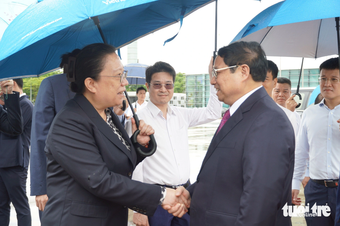 Bà Hy Tuệ, đại biện lâm thời Đại sứ quán Trung Quốc, ra sân bay tiễn Thủ tướng Phạm Minh Chính - Ảnh: NGỌC AN