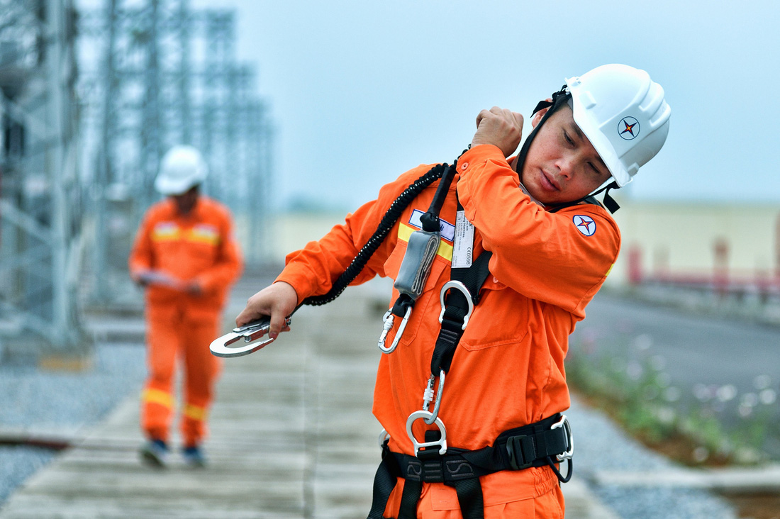 Công nhân Điện lực huyện Yên Minh, Hà Giang chuẩn bị phiên làm việc