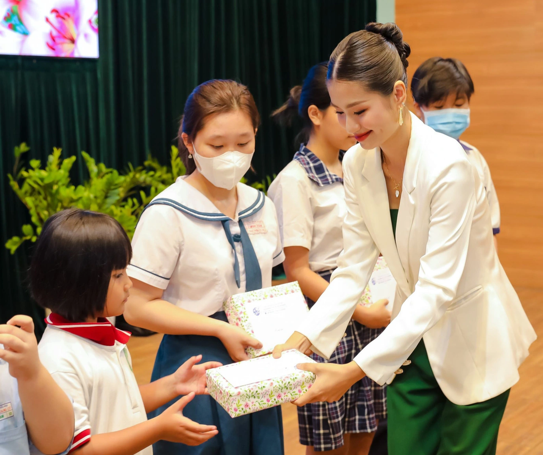 Hoa hậu Nguyễn Thanh Hà tặng quà cho các em có hoàn cảnh khó khăn - Ảnh: BTC