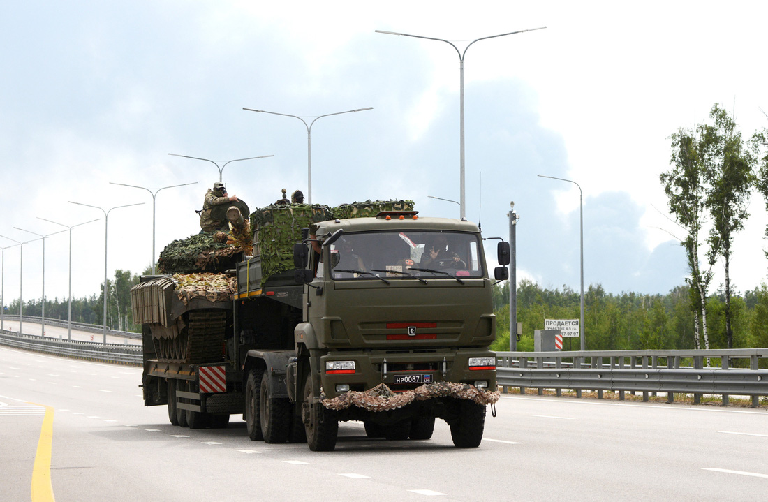 Xe của quân Wagner đi qua thành phố Voronezh trên đường cao tốc M-4 nối Matxcơva với các thành phố miền nam của Nga vào ngày 24-6 - Ảnh: Reuters