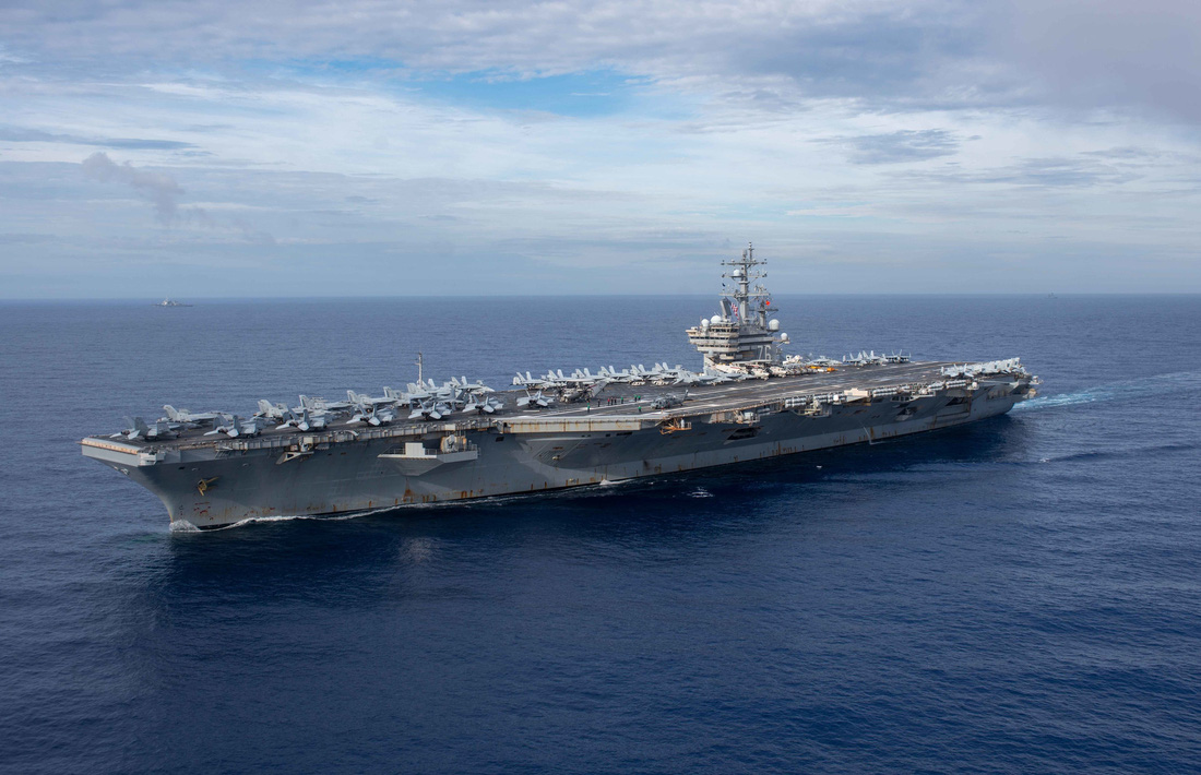 Tàu sân bay USS Ronald Reagan vào vịnh Đà Nẵng - Ảnh: TTXVN