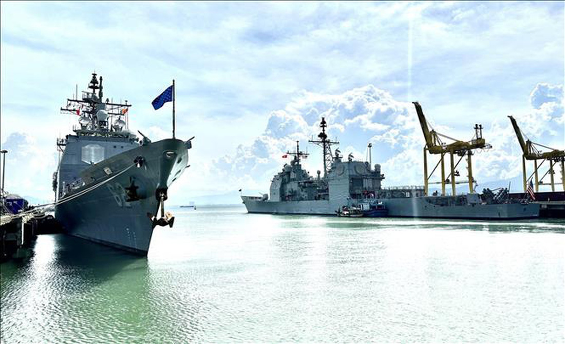 Tàu hải quân Mỹ bỏ neo ở cảng Tiên Sa