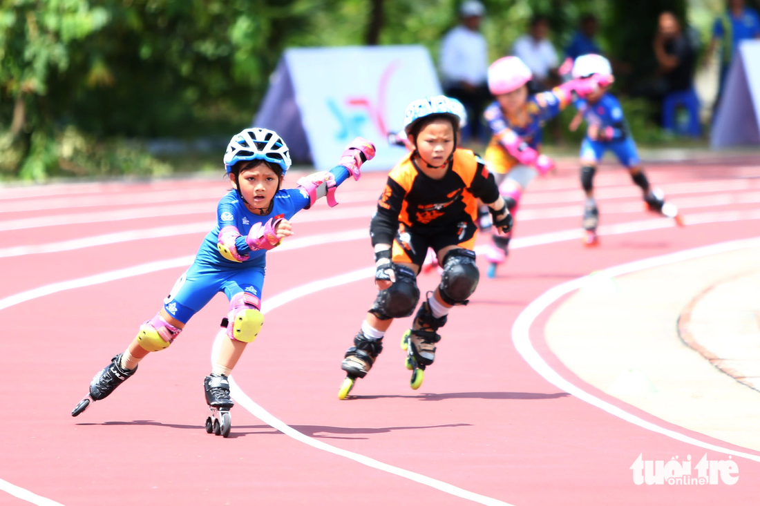 Ở nhóm 5-6 tuổi nữ, VĐV Nguyễn Bảo Anh (áo xanh) giành huy chương vàng cự ly 400m - Ảnh: HOÀNG TÙNG