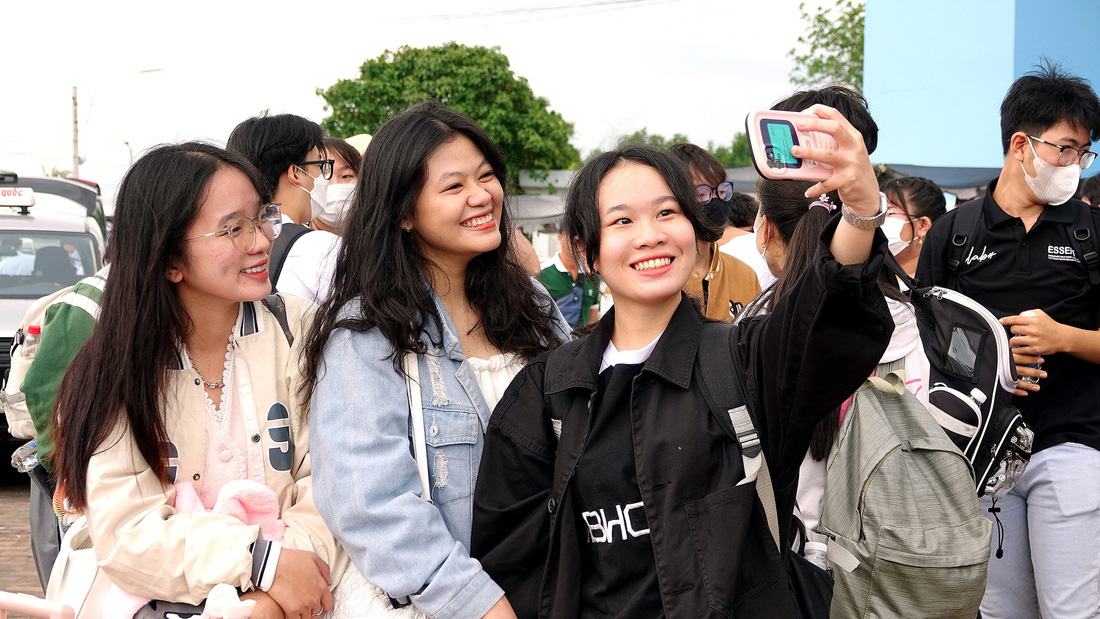 130 thí sinh ở các xã đảo thuộc huyện Kiên Hải vui vẻ ngồi tàu, vượt hơn 90km đường biển đến TP Rạch Giá (Kiên Giang) đi thi kỳ thi tốt nghiệp THPT năm 2023 - Ảnh: CHÍ CÔNG