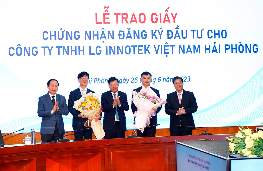 Lãnh đạo TP Hải Phòng trao chứng nhận đầu tư cho đại diện Tập đoàn LG Innotek trong ngày 26-6 - Ảnh: ĐÀM THANH