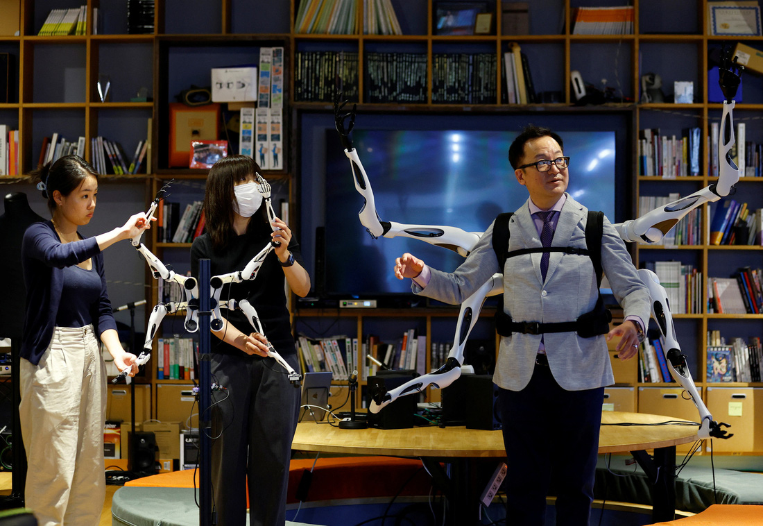 Nhật Bản phát triển robot nhiều tay có thể đeo trên lưng - Ảnh 3.