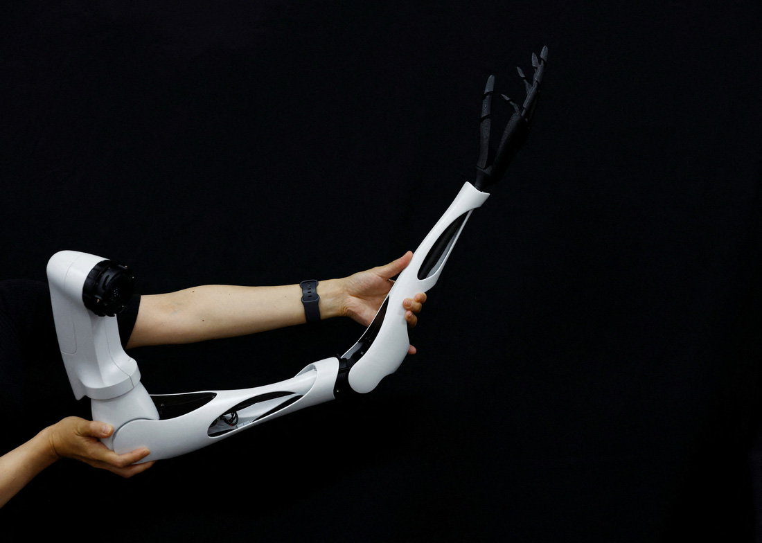 Nhật Bản phát triển robot nhiều tay có thể đeo trên lưng - Ảnh 4.