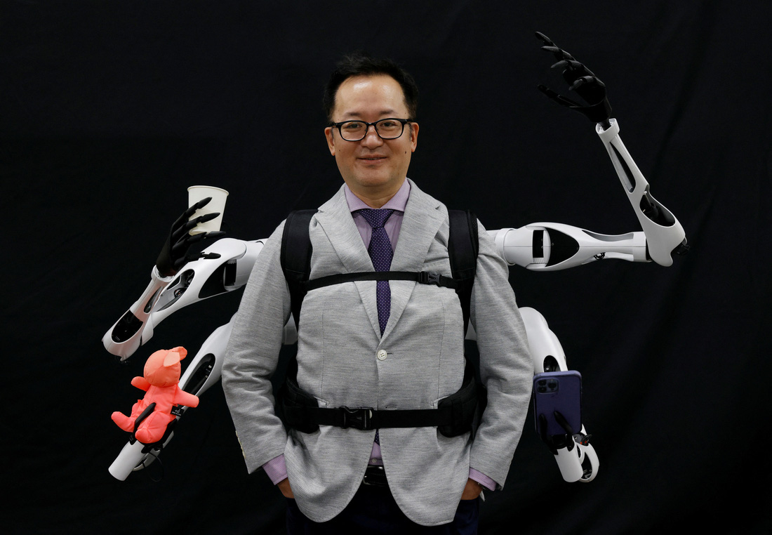 Nhật Bản phát triển robot nhiều tay có thể đeo trên lưng - Ảnh 1.
