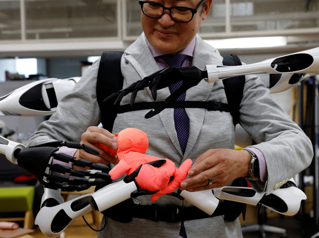 Nhật Bản phát triển robot nhiều tay có thể đeo trên lưng - Ảnh 5.
