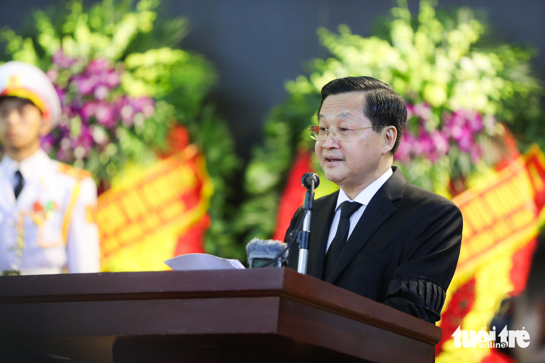 Phó thủ tướng Lê Minh Khái đọc điếu văn - Ảnh: NGUYỄN KHÁNH