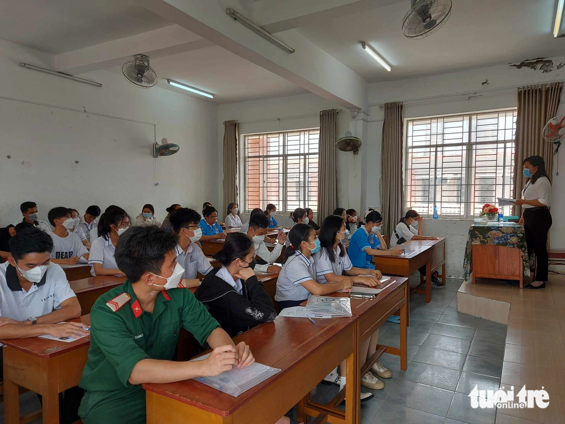 Các thí sinh ở Kiên Giang đến điểm thi nghe thầy cô phổ biến thi tốt nghiệp THPT năm 2023 - Ảnh: CHÍ CÔNG