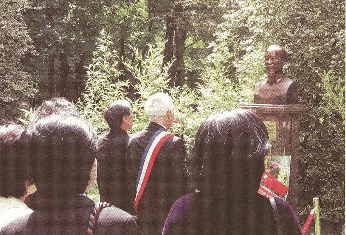 Tượng đài Chủ tịch Hồ Chí Minh tại Công viên Montreau. Pháp, khánh thành ngày 19-5-2005 - Nguồn: Tài liệu lưu trữ Bộ Ngoại giao