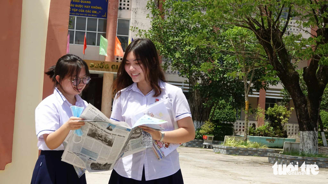 Thí sinh thi tốt nghiệp THPT đọc lại thông tin tuyển sinh trên báo Tuổi Trẻ - Ảnh: CHÍ CÔNG