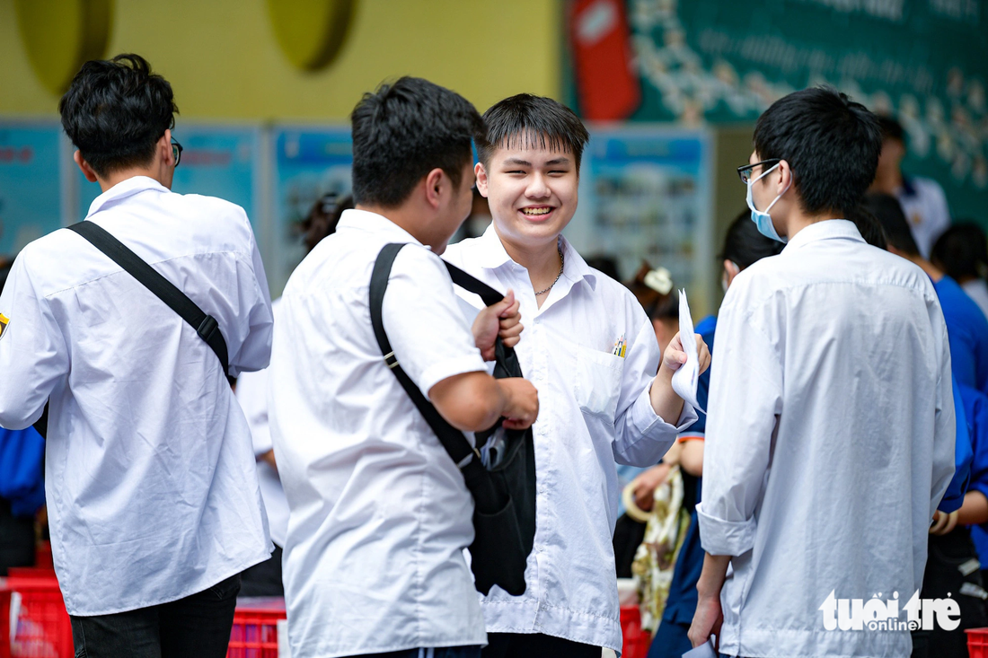 Thí sinh dự thi môn ngoại ngữ tại điểm thi trường THCS Nghĩa Tân, Cầu Giấy, Hà Nội chiều 29-6 - Ảnh: NAM TRẦN