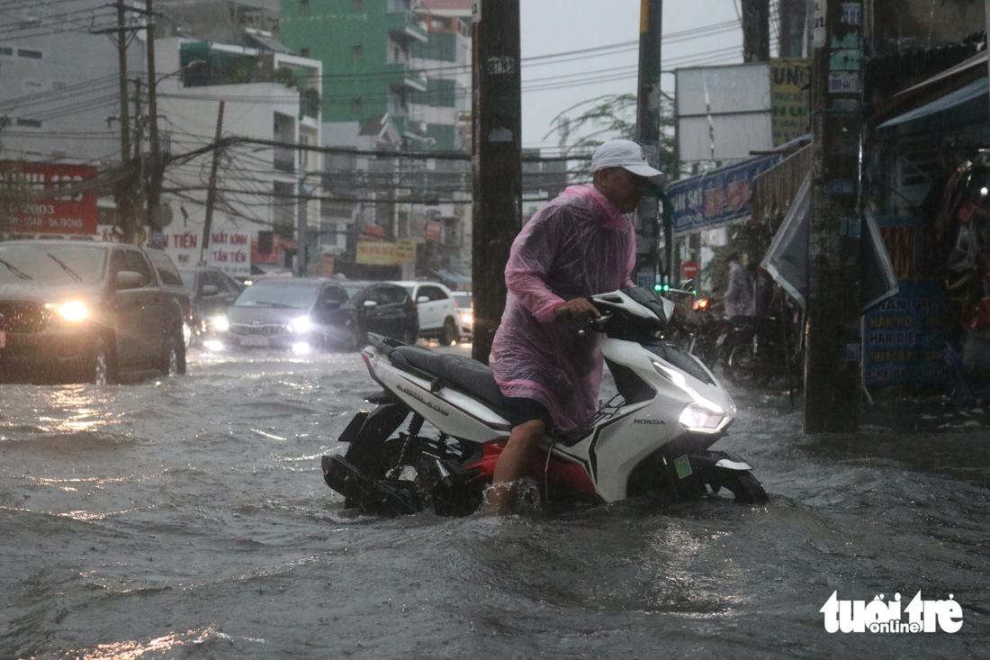 TP.HCM mưa to hai ngày liên tục, đường phố ngập khắp nơi - Ảnh 1.