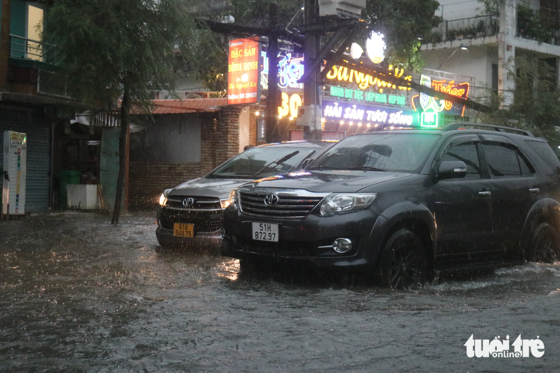 TP.HCM mưa to hai ngày liên tục, đường phố ngập khắp nơi - Ảnh 3.