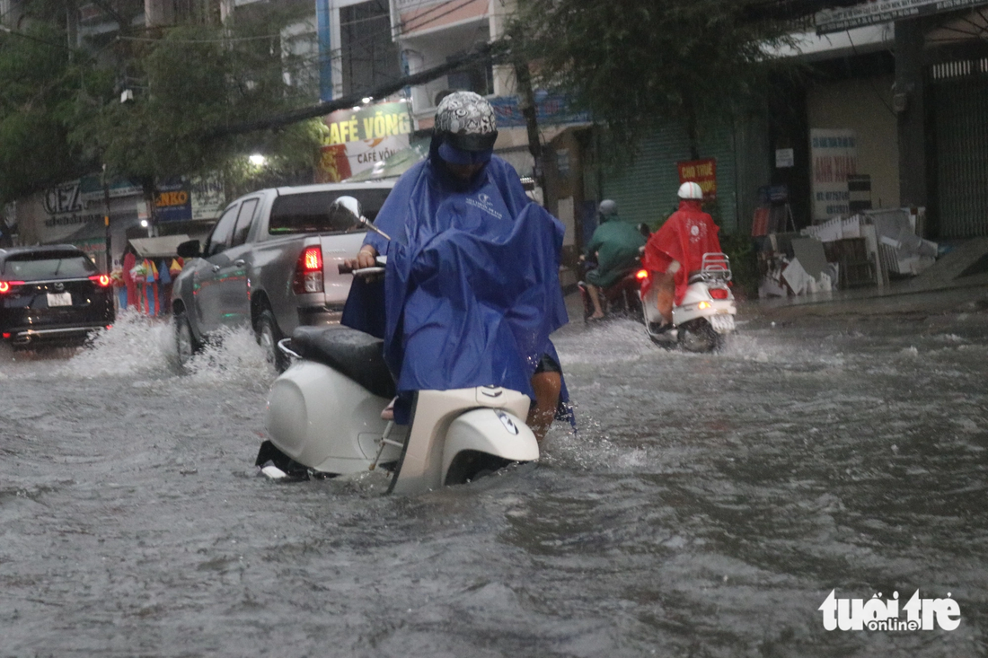 TP.HCM mưa to hai ngày liên tục, đường phố ngập khắp nơi - Ảnh 2.