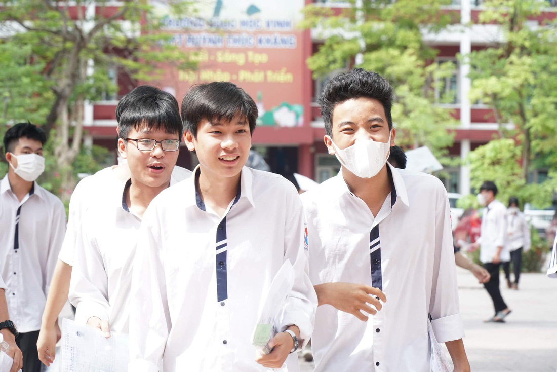 Thí sinh rời phòng thi tại điểm thi Trường THPT Huỳnh Thúc Kháng, TP Vinh - Ảnh: DOÃN HOÀ