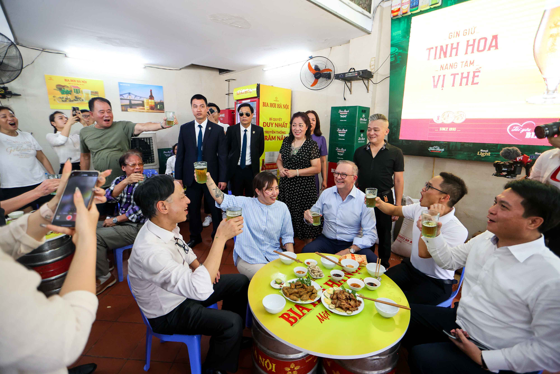 Thủ tướng Úc hô ‘một hai ba dô’ khi uống bia hơi giữa Hà Nội nắng nóng - Ảnh 5.