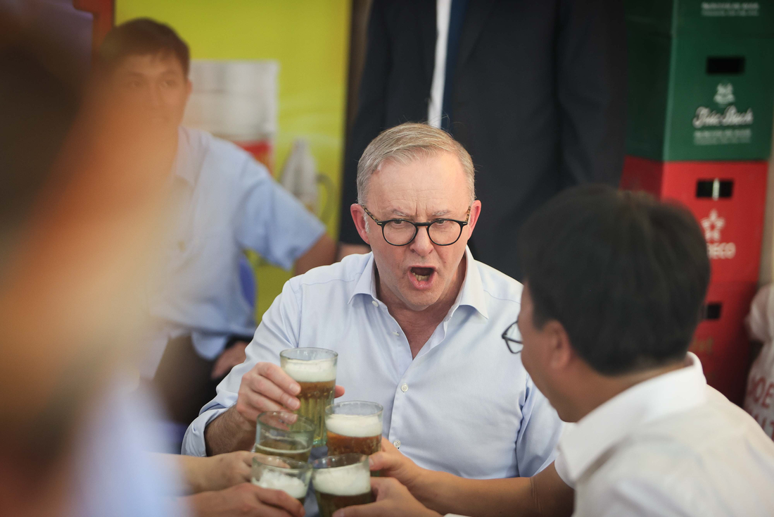 Thủ tướng Úc hô ‘một hai ba dô’ khi uống bia hơi giữa Hà Nội nắng nóng - Ảnh 9.