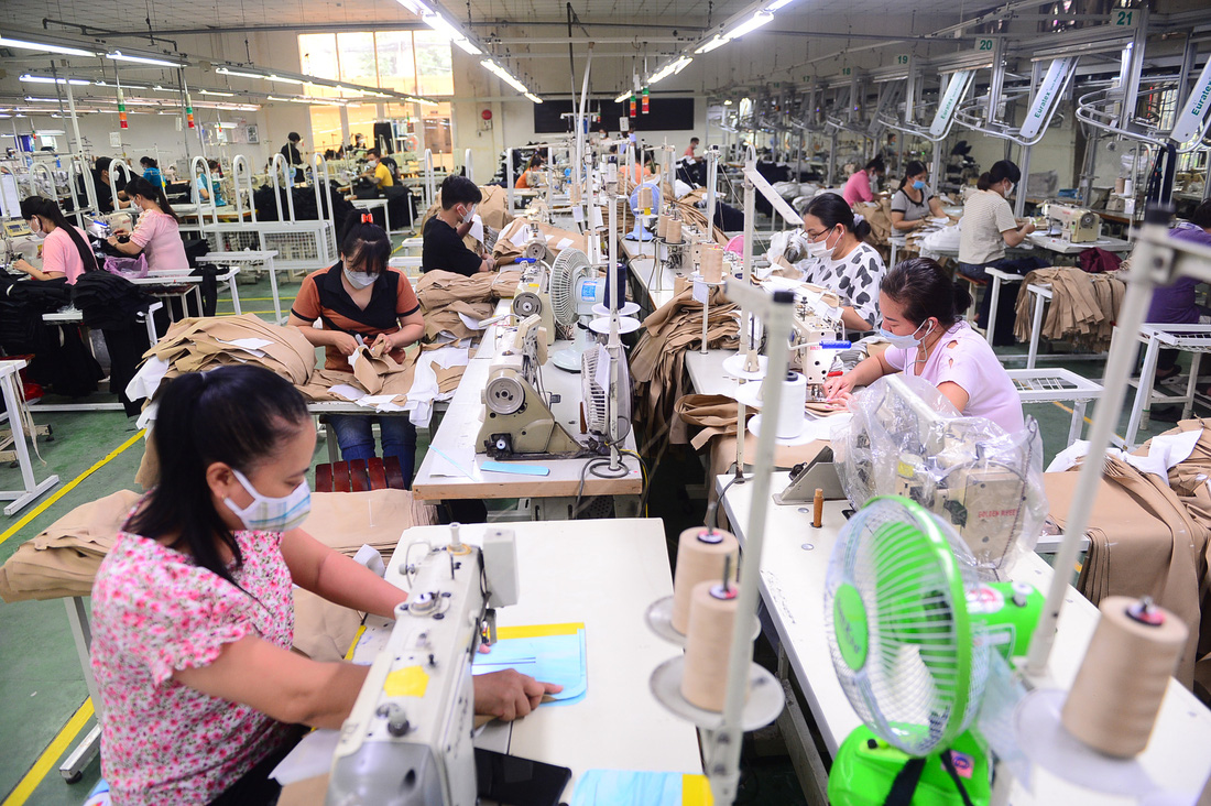 Công nhân dệt may làm việc tại Công ty TNHH Việt Thắng Jean, TP Thủ Đức - Ảnh: QUANG ĐỊNH