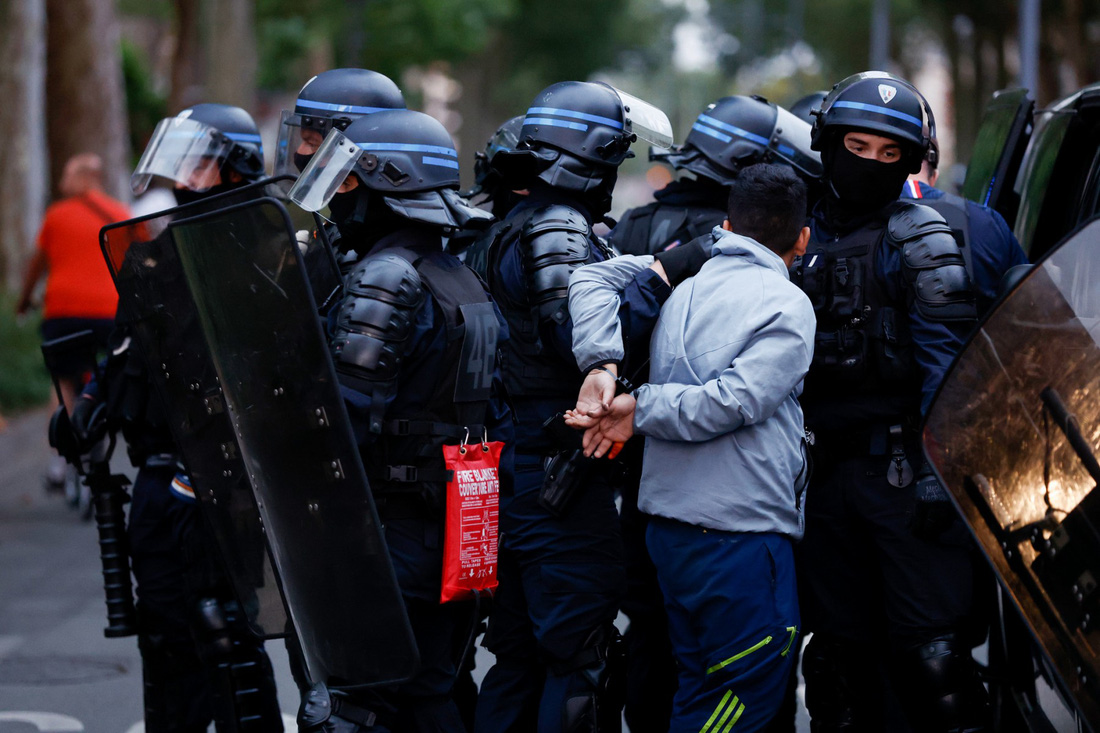 Biểu tình bạo lực 3 đêm liên tiếp ở Pháp sau vụ cảnh sát bắn một thiếu niên - Ảnh 3.