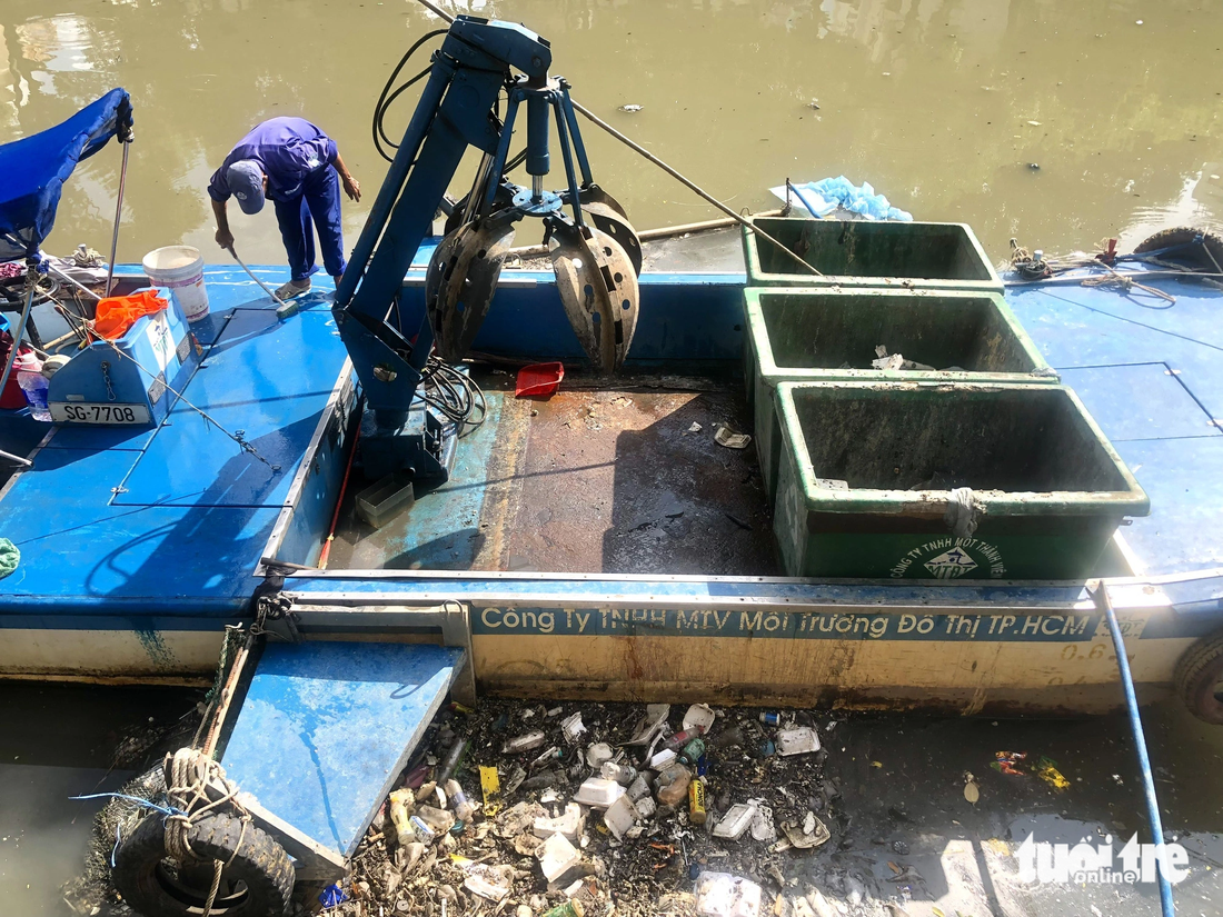 Rác thải, cá nổi dày đặc trên kênh Nhiêu Lộc - Thị Nghè sau cơn mưa lớn - Ảnh 7.