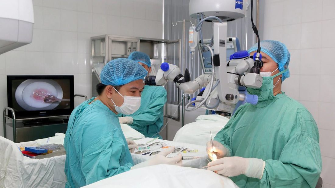 Các bác sĩ Bệnh viện Trung ương Huế ghép giác mạc cho một bệnh nhân lớn tuổi ở Huế - Ảnh: THƯỢNG HIỂN