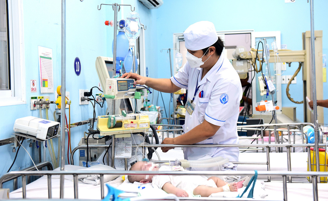 Việt Nam hiện chưa có vắc xin phòng bệnh chân tay miệng dẫn đến nhiều trường hợp bệnh nhi trở nặng - Ảnh: DUYÊN PHAN
