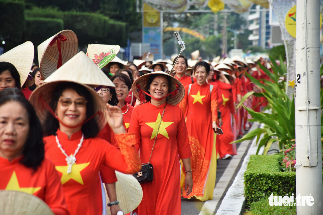 Quyền Linh và hơn 5.400 phụ nữ mặc áo dài ở Nha Trang, lập kỷ lục Việt Nam - Ảnh 4.