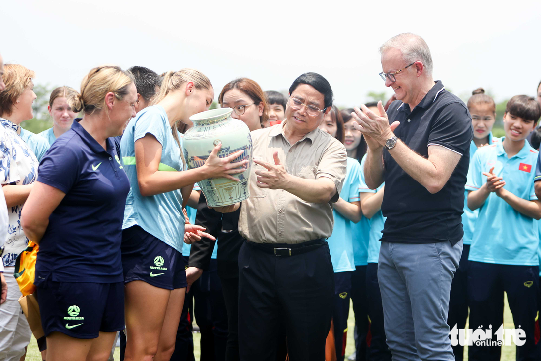 Thủ tướng Phạm Minh Chính và thủ tướng Úc gặp đội tuyển bóng đá nữ Việt Nam - Ảnh 7.
