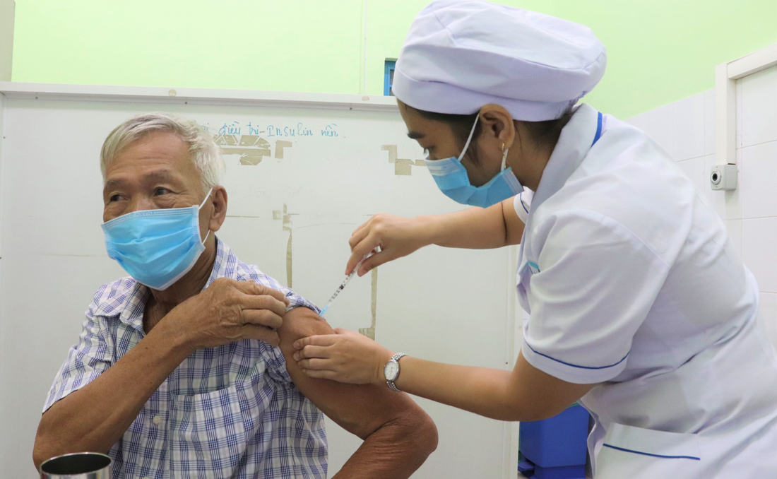 Tiêm vắc xin phòng COVID-19 mũi tăng cường cho người cao tuổi tại Bệnh viện Đa khoa khu vực Hóc Môn (TP.HCM)