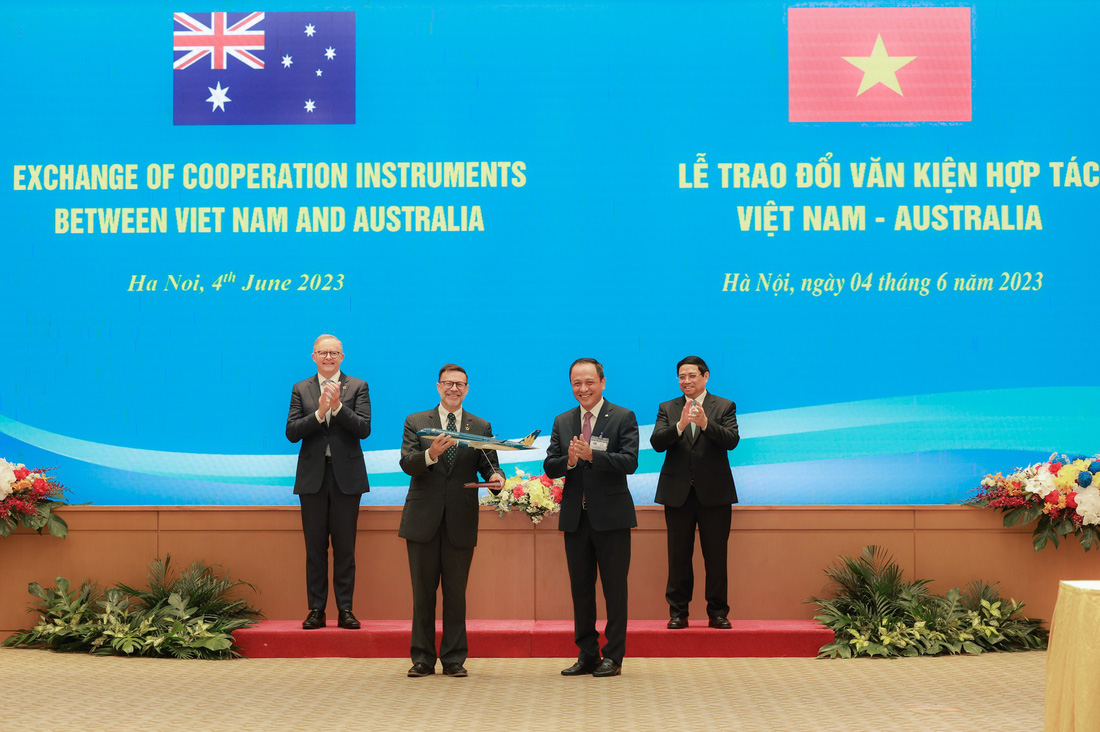 Thủ tướng Phạm Minh Chính và Thủ tướng Úc Anthony Albanese chứng kiến sự kiện công bố khai trương đường bay thẳng giữa Hà Nội và Melbourne - Ảnh: Vietnam Airlines