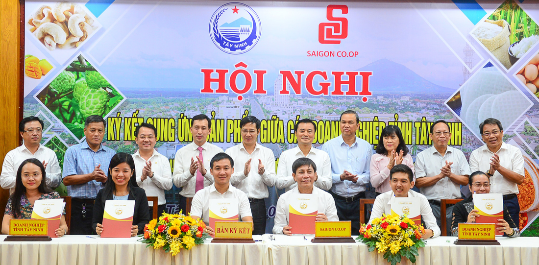Ông Nguyễn Anh Đức - tổng giám đốc Saigon Co.op (đứng thứ 3 từ trái sang) - trong lễ ký kết hợp tác với các doanh nghiệp tỉnh Tây Ninh - Ảnh: QUANG ĐỊNH
