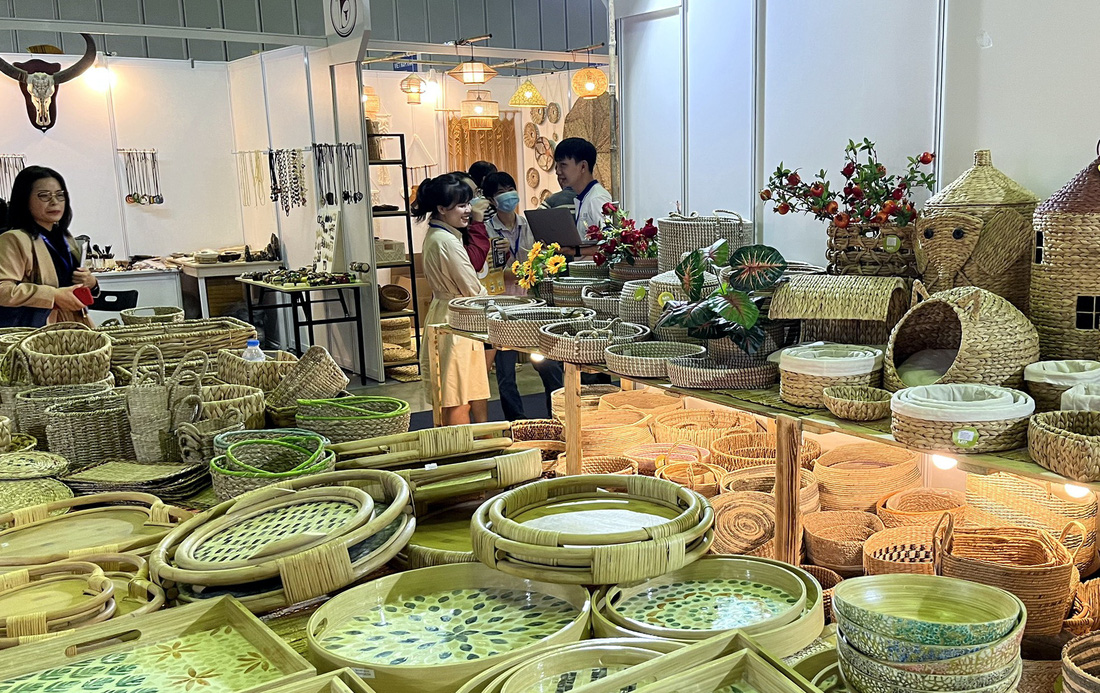 Nhiều nhà mua hàng đến từ các nước đã có mặt tại Việt Nam để tìm kiếm nguồn cung hàng hóa thông qua hội chợ xuất khẩu - Ảnh: N.BÌNH