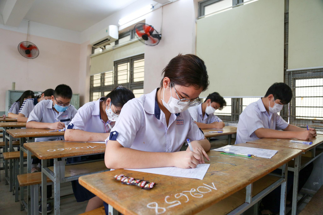 Thí sinh điền thông tin cần thiết vào giấy thi, sẵn sàng cho môn thi đầu tiên - Ảnh: PHƯƠNG QUYÊN