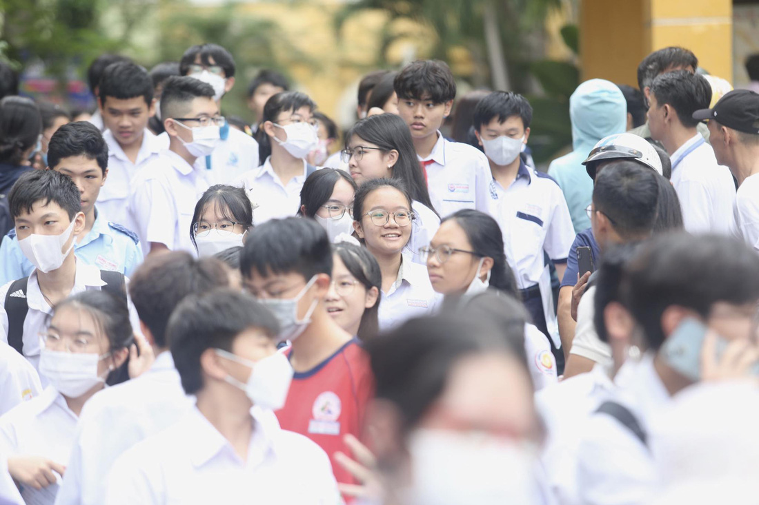 Các em học sinh tại điểm thi Trường THPT Trưng Vương (quận 1, TP. HCM) hào hứng về đề thi mở của môn thi đầu tiên - Ảnh: PHƯƠNG QUYÊN