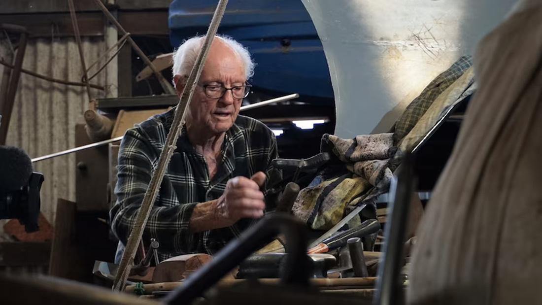 Cụ ông 100 tuổi miệt mài phục chế xe cổ - Ảnh 1.