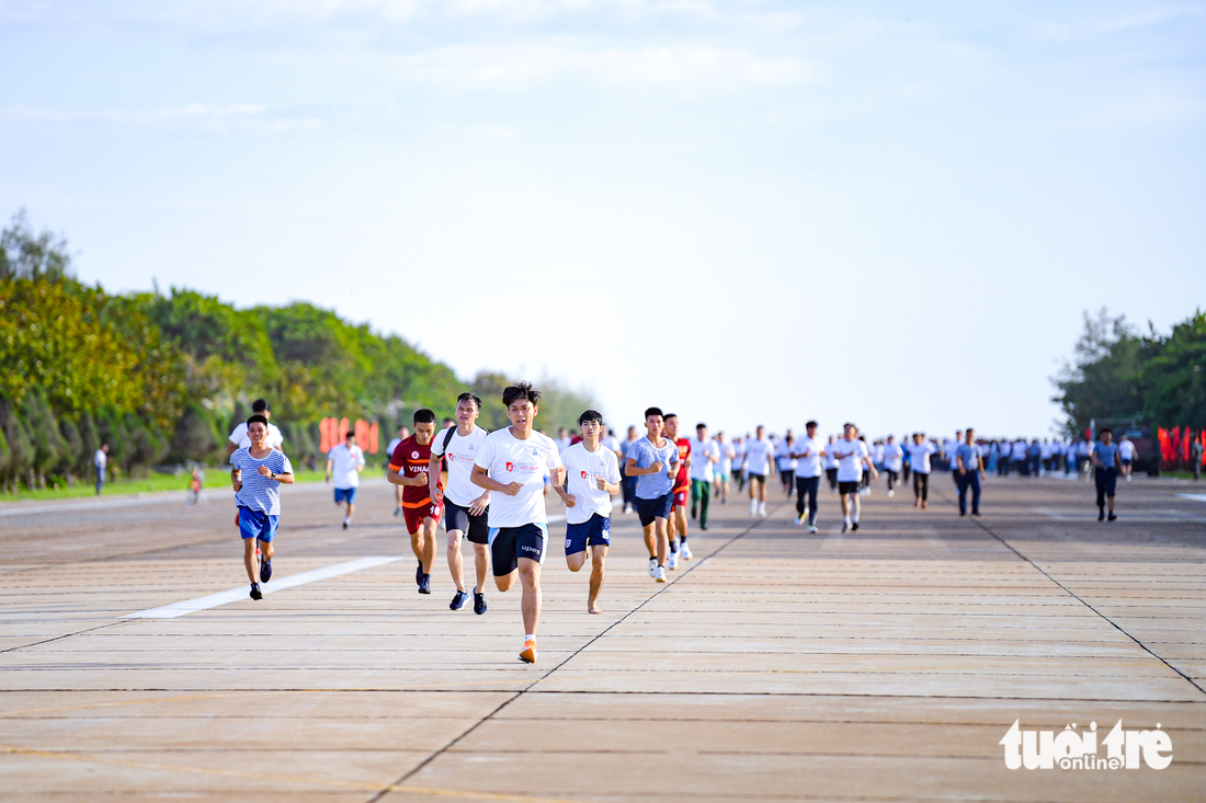 Nhiều hoạt động ý nghĩa được Trung ương Hội Sinh viên tổ chức tại đảo Trường Sa Lớn, trong đó nổi bật là giải chạy ‘Vì Trường Sa thân yêu’, diễn ra trên khu vực đường băng của đảo