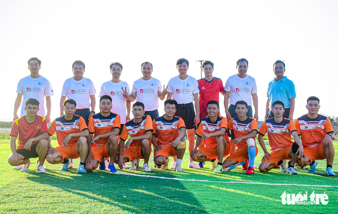 Trận bóng đá giao hữu giữa hai đội: sinh viên Việt Nam và những người lính đảo Trường Sa